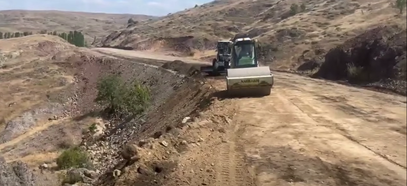 Akdağmadeni Demirşeyh Köyü Yolunda Asfalt Öncesi Altyapı Çalışmaları Devam Ediyor