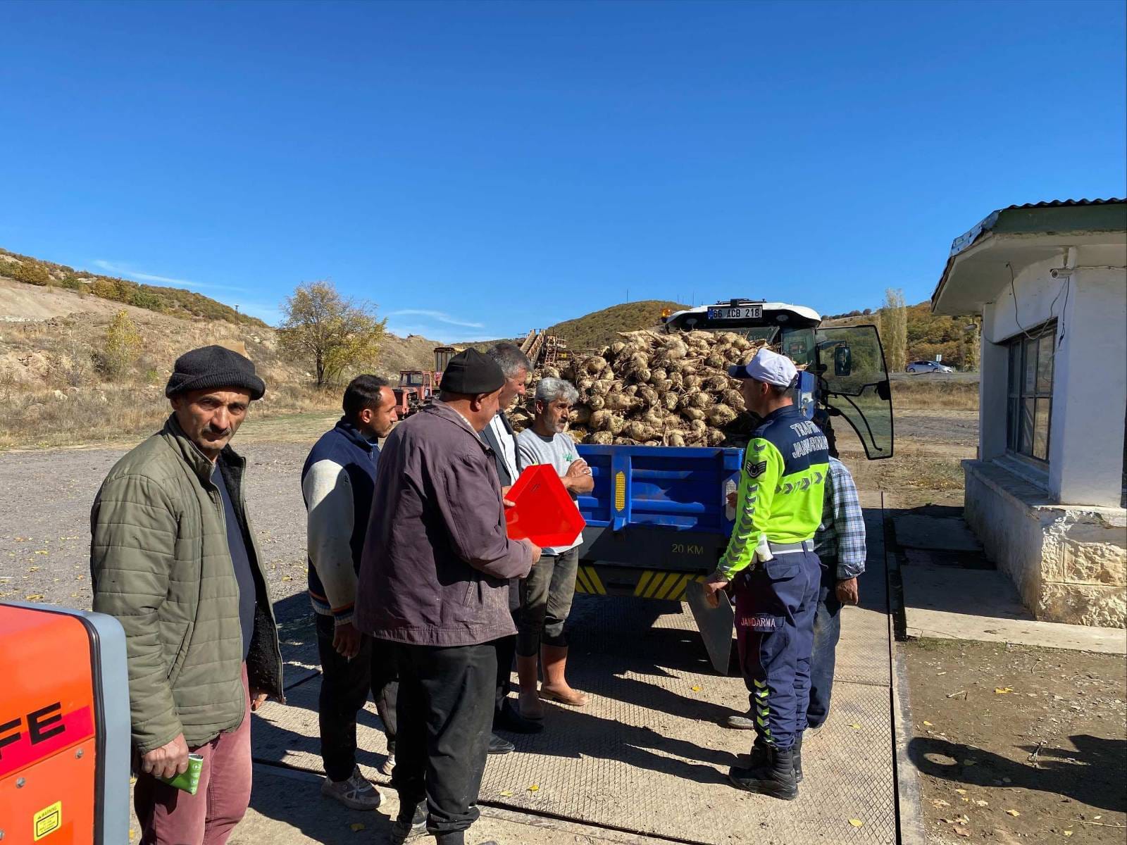 Yozgat Valiliği'nden Hasat Sezonunda Traktör Sürücülerine Reflektör Uyarısı