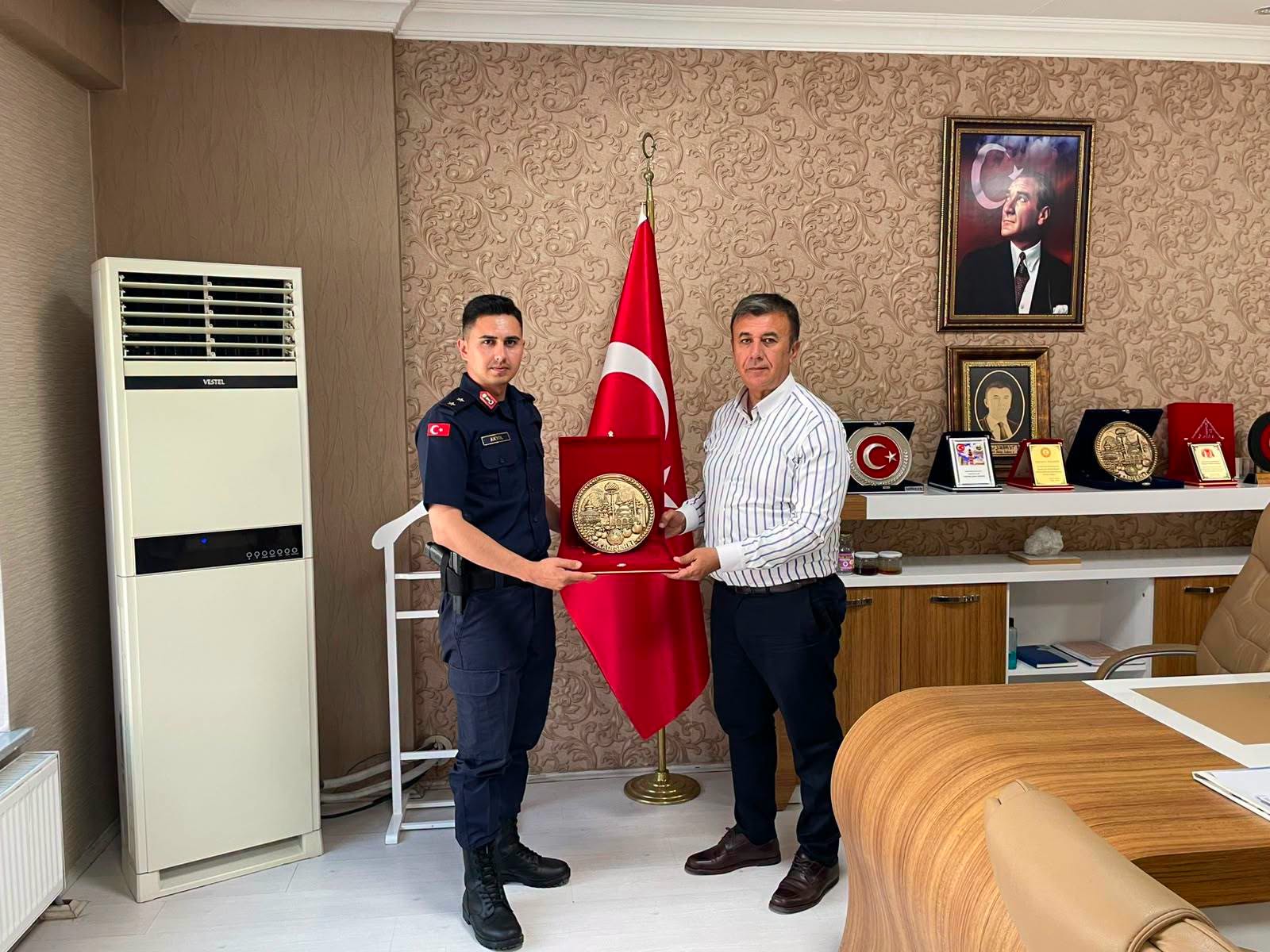 Kadışehri İlçe Jandarma Komutanı Sefa Akyol’a Veda: Başkan Karadavut’tan Teşekkür Plaketi