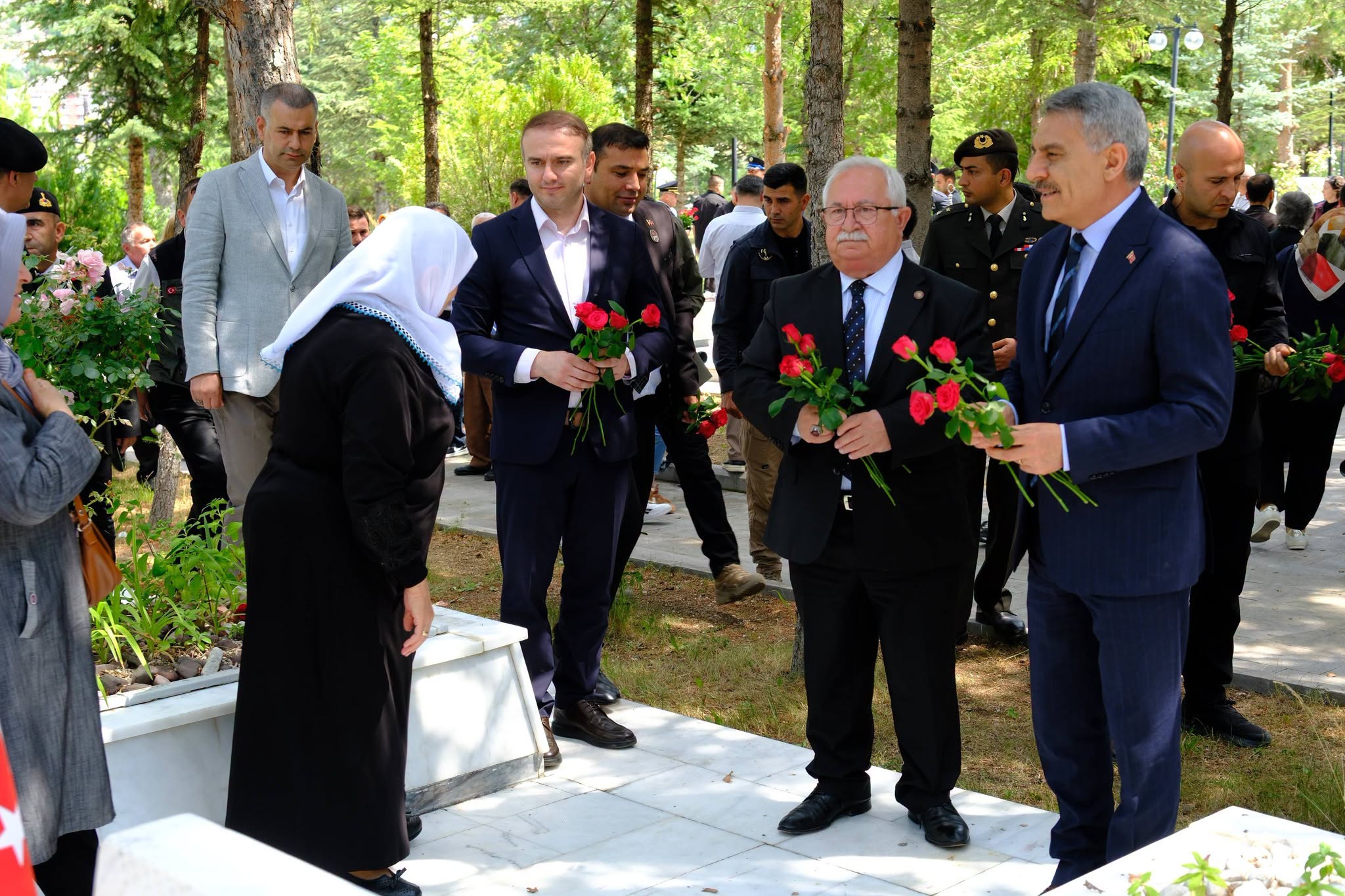 Yozgat'ta Şehitler Dualarla Anıldı, Kabirlerine Kırmızı Güller Bırakıldı