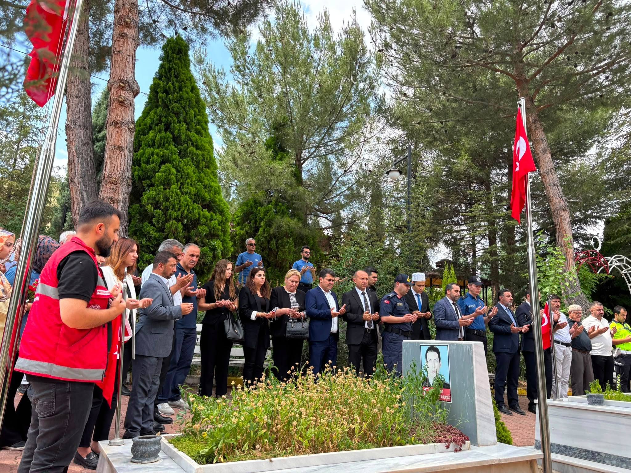 Şehitler Kabirleri Başında Dualarla Anıldı