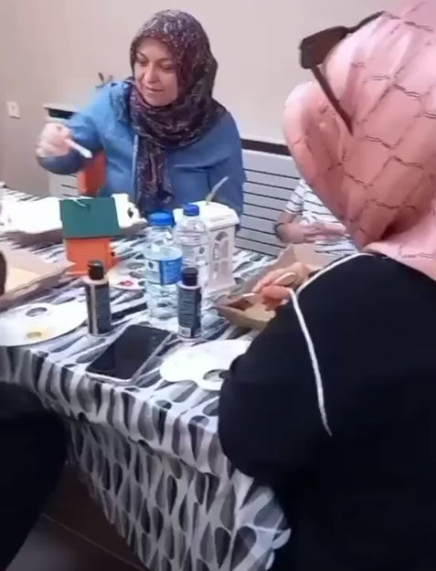 Birlikte Güçlüyüz Yaşam Merkezi'nde Anneler Ahşap Boyama Etkinliğinde Buluştu
