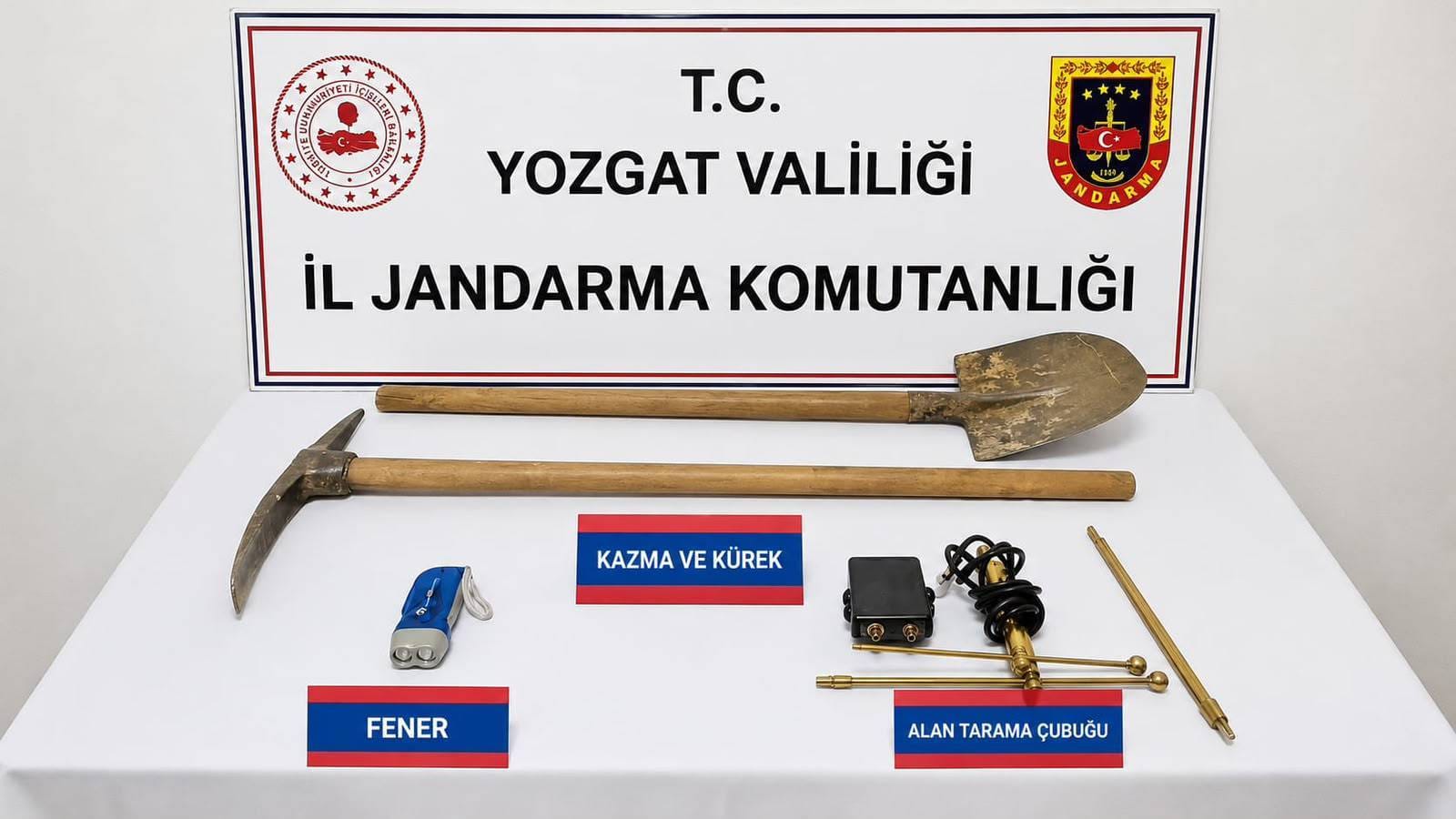 Altın Ararken Jandarmaya Yakalandılar! Mezarlıkta Kaçak Kazıya Suçüstü Baskın