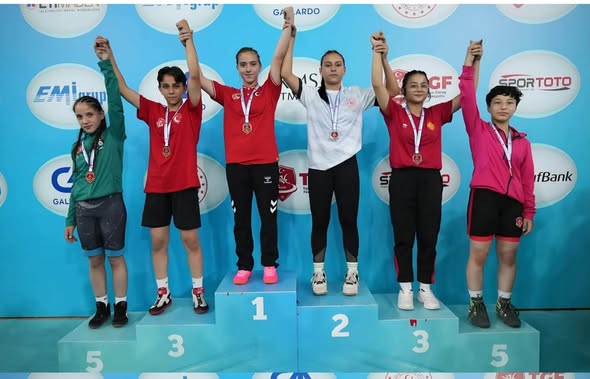 Yozgatlı Kadın Güreşçiler Ankara’dan 3 Madalya ile Döndü