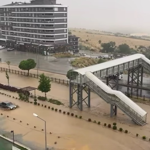 Yozgat Sağanak Yağmura Teslim Oldu: Caddeler Göle Döndü, Trafik Durma Noktasına Geldi