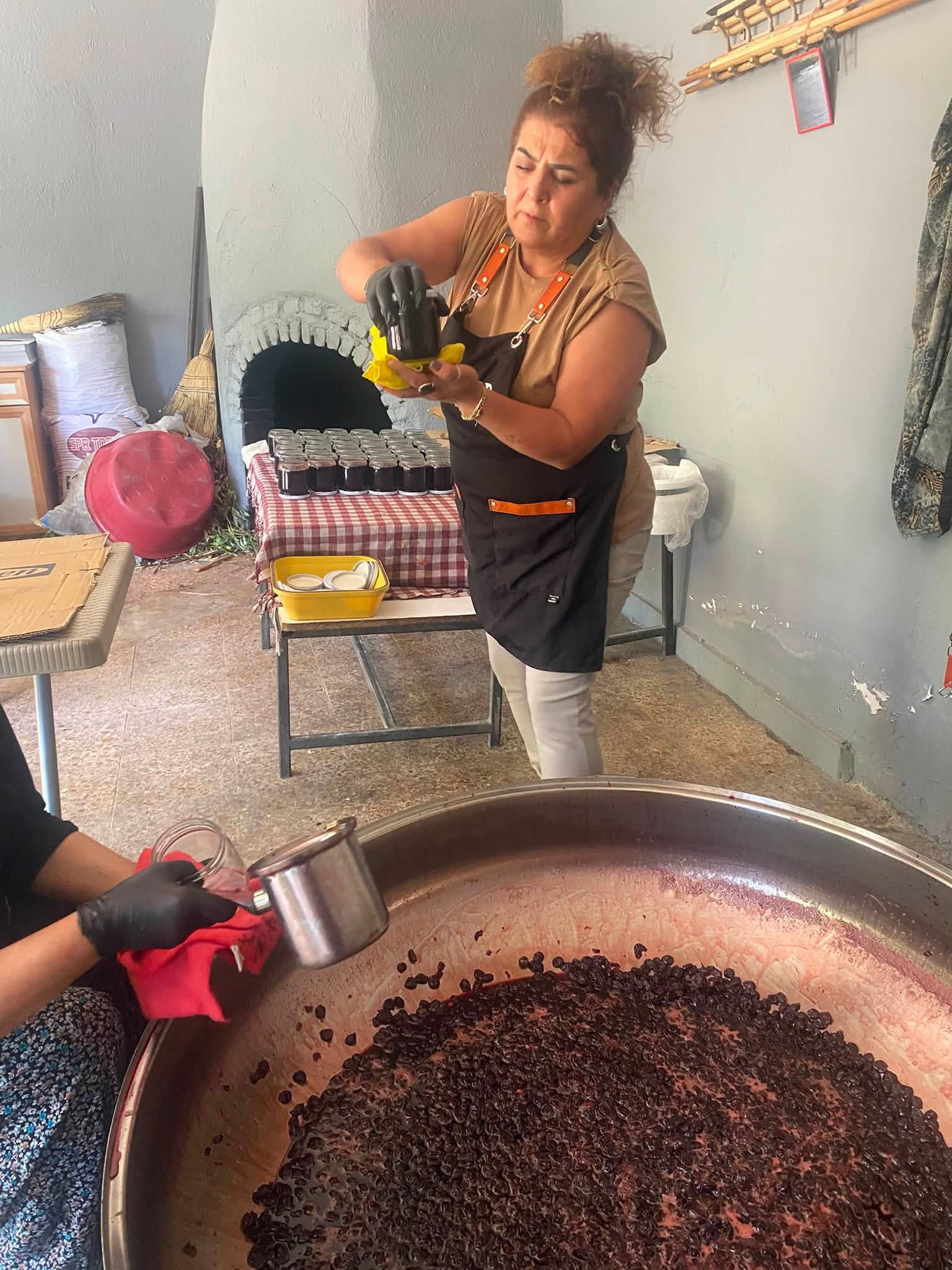Çayıralan’da Kazanlar Kaynadı: Yöresel Vişneler ÇEKOOP Reçeline Dönüşüyor