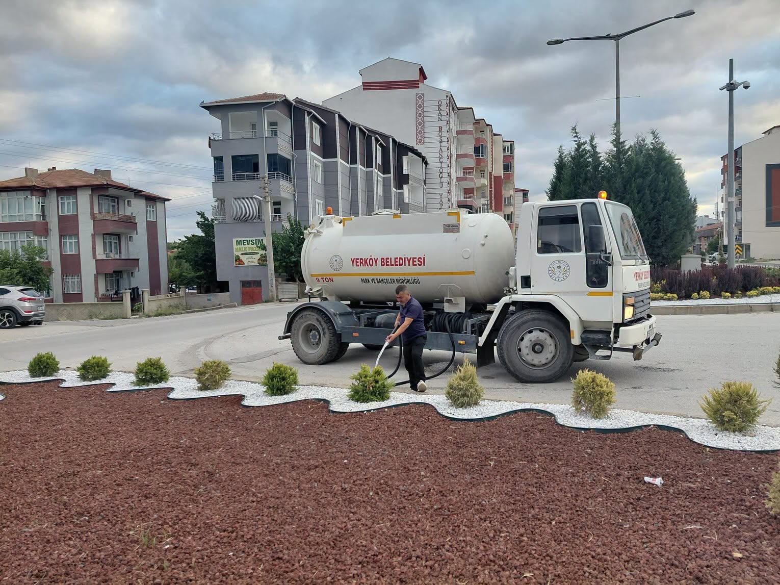 Yerköy’de Yeşil Seferberlik: Ağaçlar Yaz Sıcağına Karşı Korunuyor