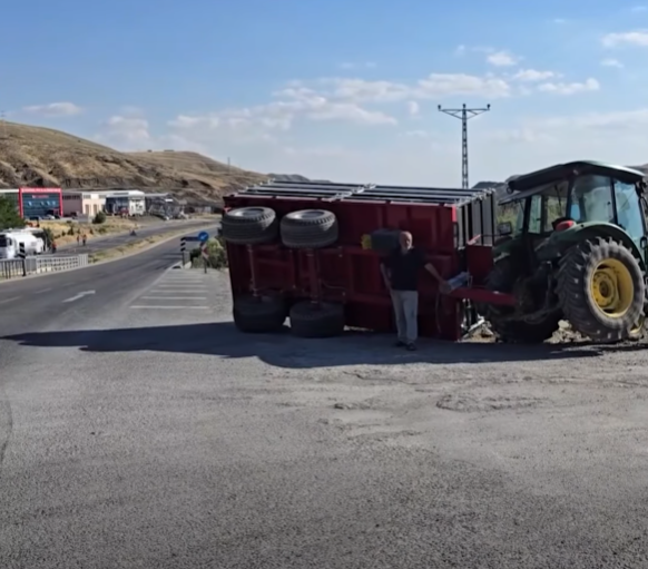 Yozgat-Ankara Yolunda Otobüs Traktör Römorkuna Çarptı