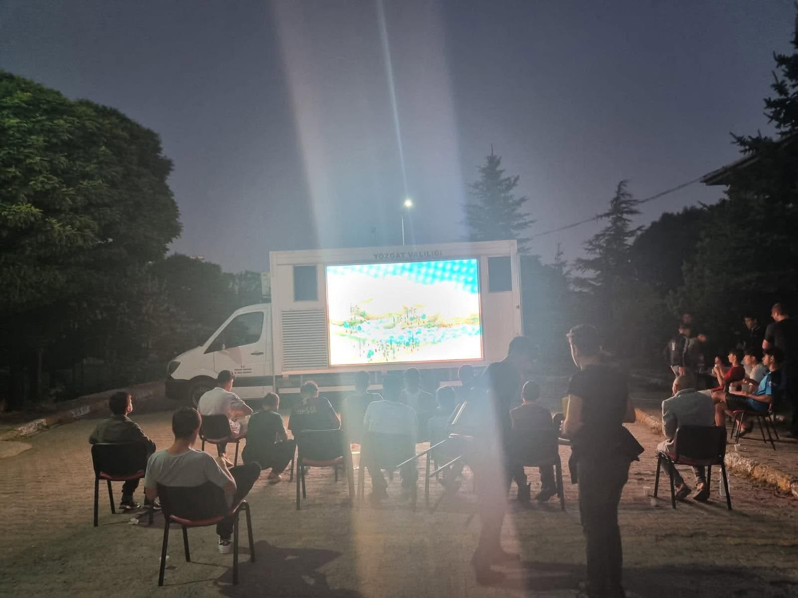 Yozgat’ta Çocuklar İçin Açık Havada Sinema Keyfi