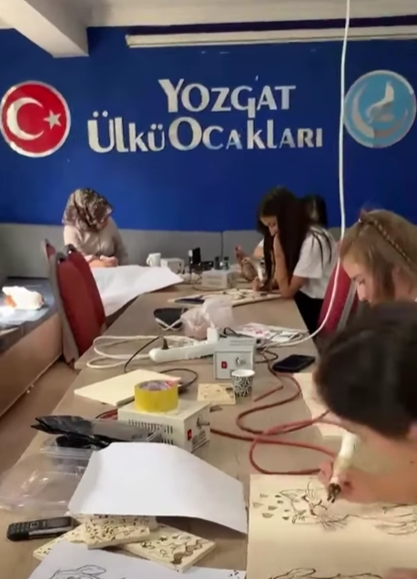 Yozgat’ta Ahşap Yakma Kursunda Geleneksel Sanat Geleceğe Taşınıyor
