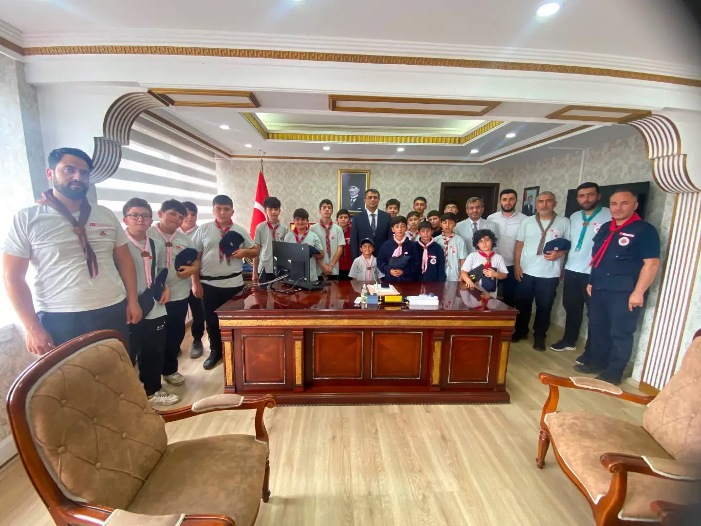 Akdağmadeni’nde İzci Öğrencilerden Kaymakam Kaymakçı’ya Ziyaret