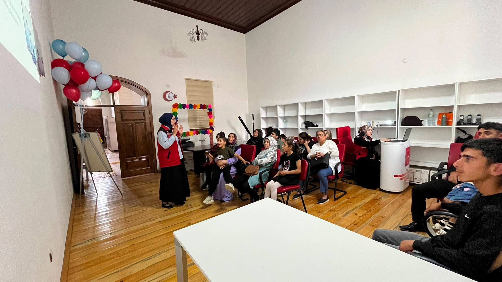 Akdağmadeni’nde Otizm Farkındalığı İçin Mavi ve Kırmızı Balonlar Gökyüzüne Yükseldi