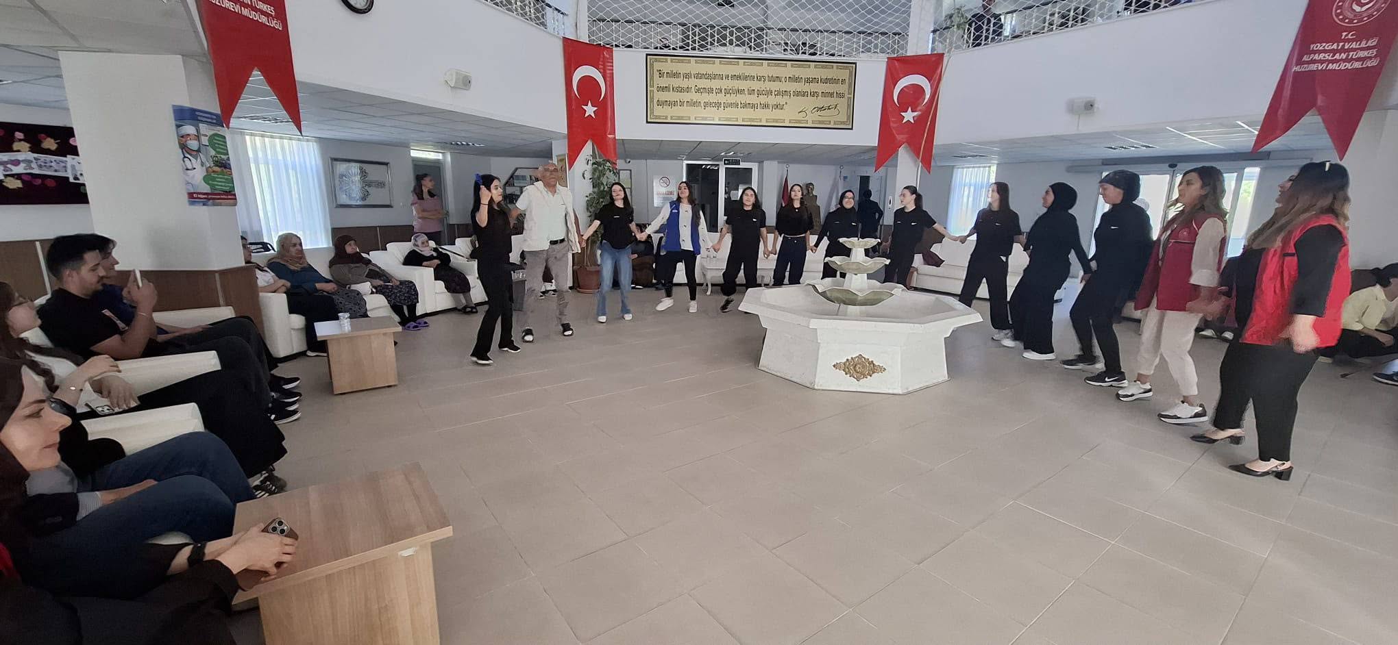 Huzurevinde Gönüllere Dokunan Ziyaret