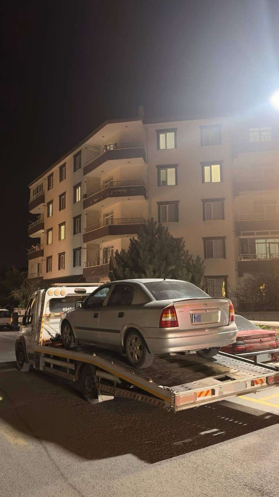 Yozgat’ta Yakalamalı 2 Araç Otoparka Çekildi