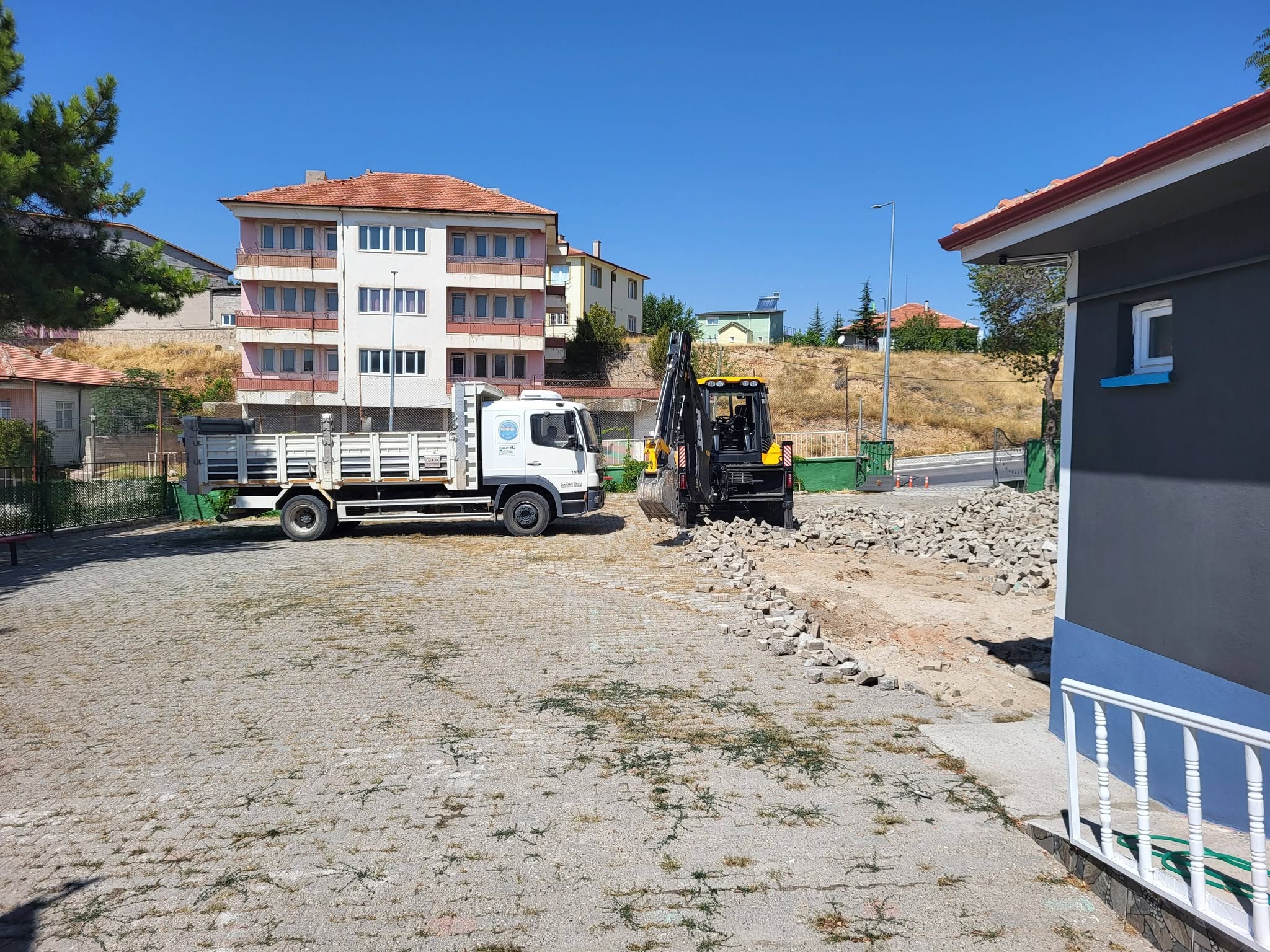 Sarıkaya Atatürk İlkokulu’nda 30 Yıllık Parkeler Yenileniyor