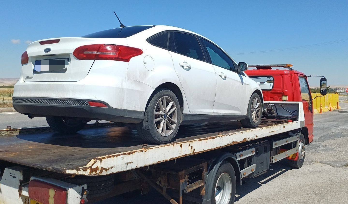 Jandarma Kontrolünde Ortaya Çıktı! Yakalama Kararı Bulunan Araç Otoparka Çekildi
